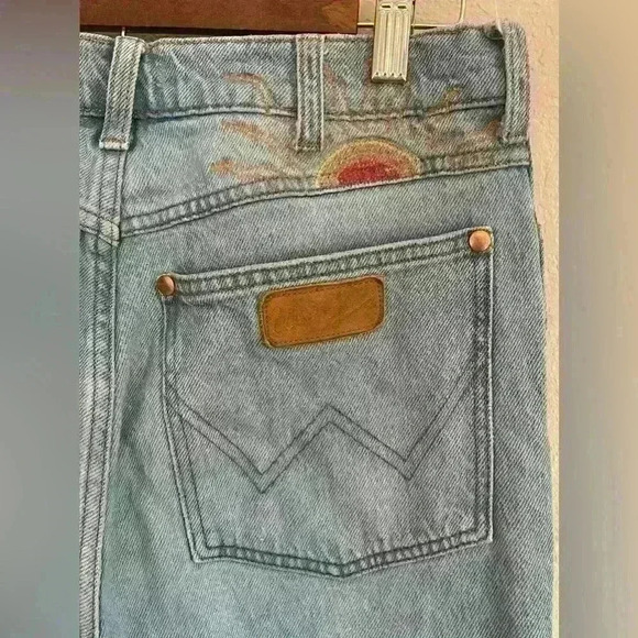 Wrangler Women’s Westward High Rise Boot Cut Jeans 30/32 embroidered sun - Picture 6 of 8